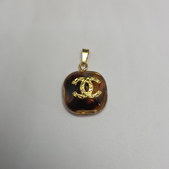 Chic CHANEL Gold and Brown Pendant Necklace - Picture 3 of 4